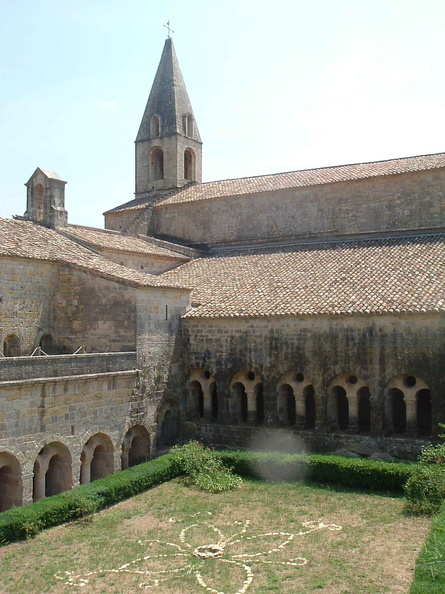 Abbaye du Thoronet Courtyard.jpg